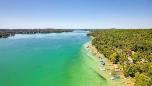 Walloon Lake Getaway with Fire Pit - Walk to Water! - Foto 3