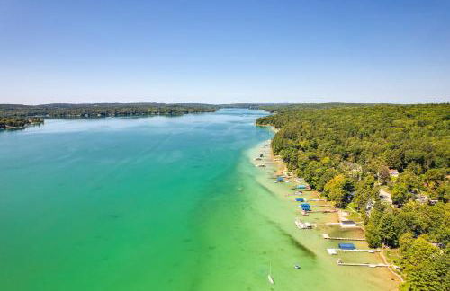 Walloon Lake Getaway with Fire Pit - Walk to Water! - Foto 3