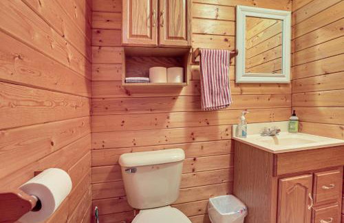 Rhinelander Waterfront Cabin with Deck and Fire Pit! - Foto 16