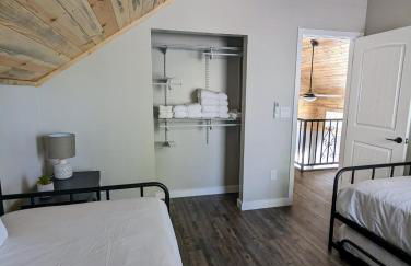 Pinetop Getaway with Sunset Deck & Fire Pit Table - Foto 11