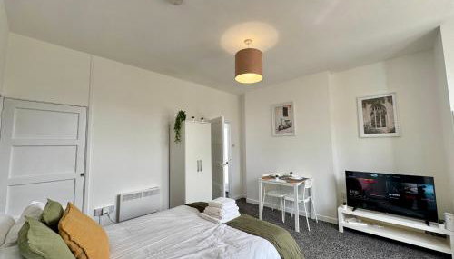 THE SPRINGFIELD SUITE - ONE BEDROOM APARTMENT - KIDDERMINSTER CENTRAL - SLEEPS 3 GUESTS - PARKING INCLUDED - WEST MIDLANDS SAFARI PARK LOCATIOn - Foto 3