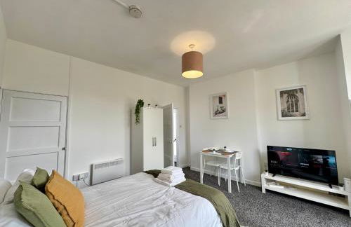 THE SPRINGFIELD SUITE - ONE BEDROOM APARTMENT - KIDDERMINSTER CENTRAL - SLEEPS 3 GUESTS - PARKING INCLUDED - WEST MIDLANDS SAFARI PARK LOCATIOn - Foto 3