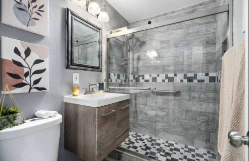 5BR with Pool & Backyard ParadiseSleeps 10 Guests - Foto 79