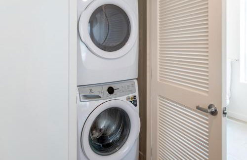 Luxury 2 Bedroom Residence With Fitness and Outdoor Pool - Photo 6