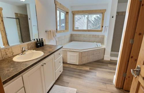 Large Modern Driggs Home with Game Room, Close to Targhee! - Foto 32