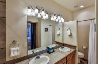 Mountain Bliss 3 BR Retreat With Views and Hot Tub - Foto 21