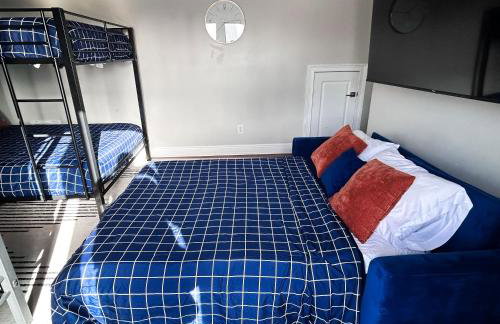 Luxury Downtown Home w Rooftop Deck in the Skyline - Photo 67