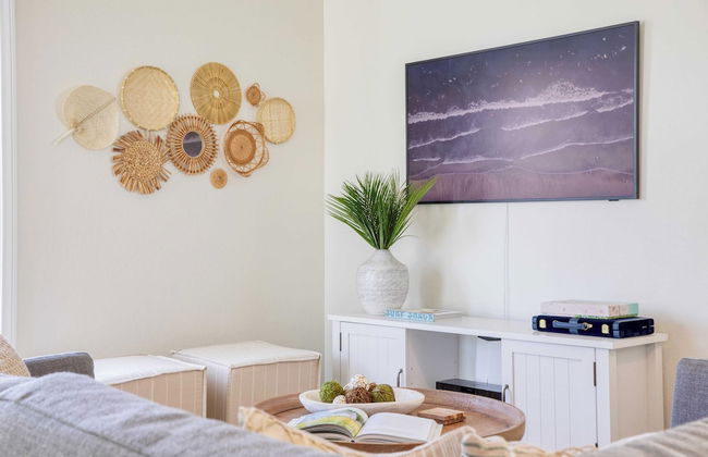 Surfrider II by Avantstay Walk to the Beach + Balcony - Photo 7