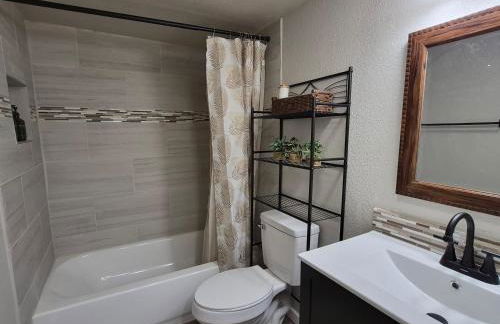 Stylish Newly Remodeled Home with Putting Green - Foto 33