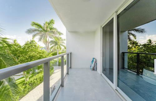 Boca Beachside 2BR 2BA with Pool and Balcony Steps to Sand - Foto 23