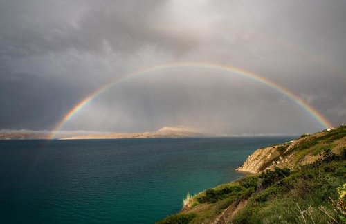 A White Cliffside Studio - Photo 3