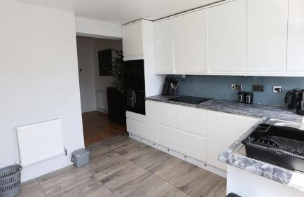 Modern 2 bed house in Enfield with private driveway parking - Photo 12