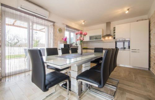 Villa Milena, a Rustic Summer Haven with Pool, Pets Welcome! - Foto 11