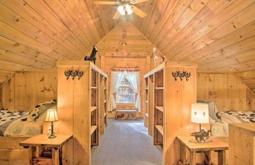 Rustic Rothbury Cabin with Resort Amenity Access! - Foto 22