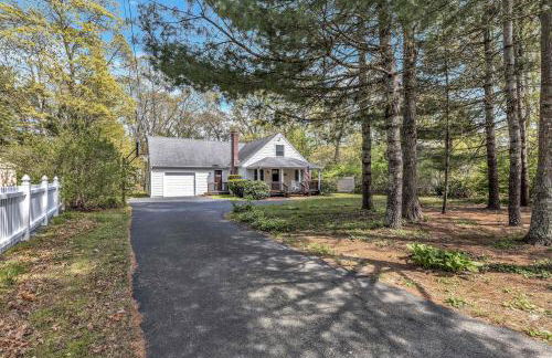 Jenkins Pond Beach Access with BBall Hoop & Grill, Bright Cape Cod Retreat near Jenkins Pond in Falmouth - Parking, Modern Retreat with Outdoor Space, 24 Hour Hospitality - Foto 3