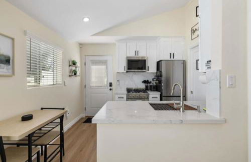 Luxury 1BR Suite Kitchen, Fireplace, Laundry, BBQ - Foto 7