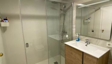 A 50 metros del mar y en 2 paradas de bus estas en el centro de Alicante - Foto 4, towels, Shower