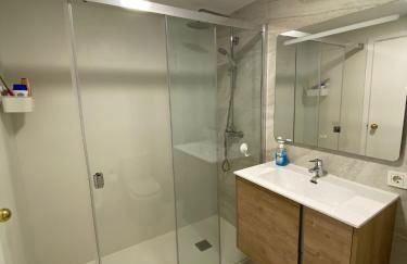 A 50 metros del mar y en 2 paradas de bus estas en el centro de Alicante - Foto 4