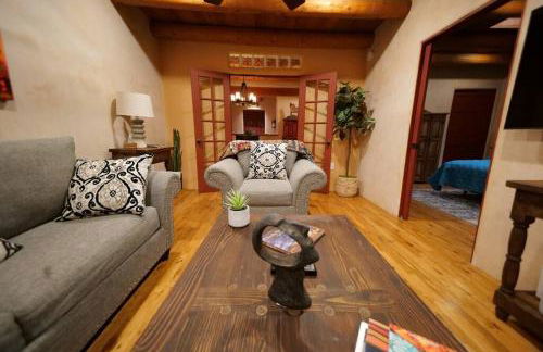 Enchanted Casita with Private Outdoor Hot Tub and Patio, Near Santa Fe Plaza, Sleeps 4 with free parking - Foto 6