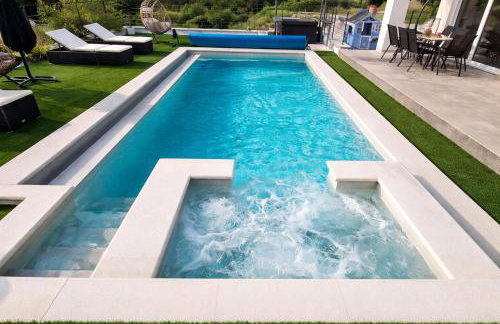 Entire Vacation Home - Heated Pool,Jacuzzi & Sauna - Photo 9