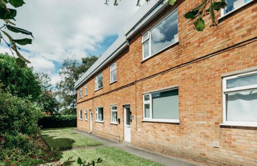 Spacious and Bright 2 Bedroom Ground Floor Apartment 5 min walk from town centre with Free Parking Business and Leisure by Jesswood Properties - Foto 8