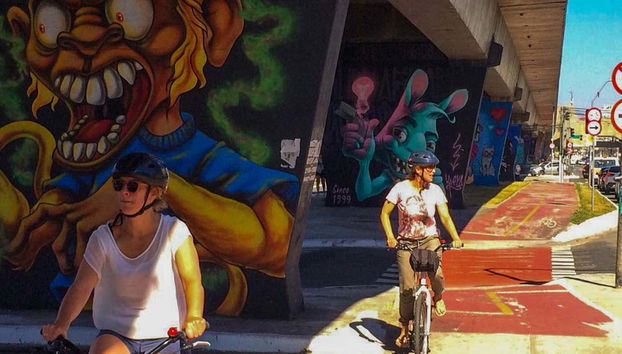 Desfrutando da street art da cidade