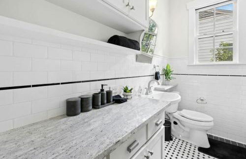 2025 New Build Victorian Gem on UT, 4BR, 2BA Downtown with Free Parking - Foto 17