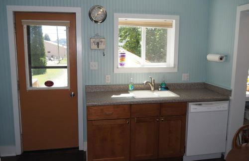 The Cute & Cozy - Lower Apt - Great Location! - Photo 22