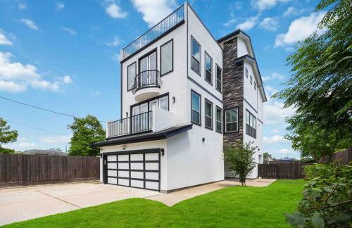 Resort vibe with Pool and Hot tub Downtown skyline views - Photo 50