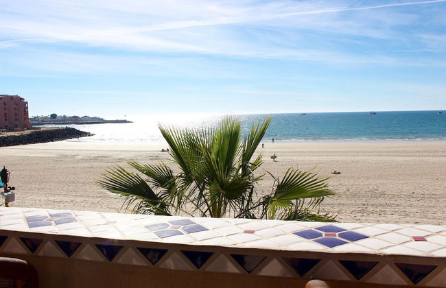 Mid-century Ocean View Apartment - Photo 25