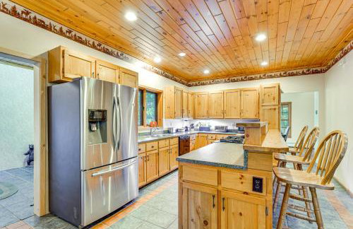 Private Deck and Fire Pit Adirondack Family Home - Foto 5