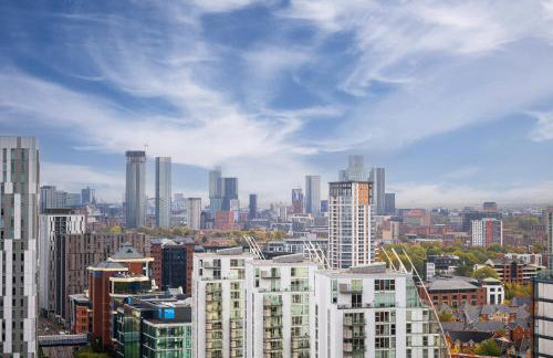 Panoramic City Views Elegant 2BR, 2 Min to Metro - Foto 25