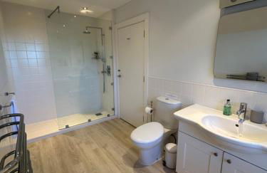 Penarvon House - Stunning Waterfront Escape with Games Room - Foto 33