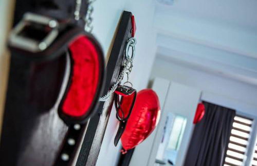 SECRET SUITE "Mr Grey" - Jacuzzi privatif - Gare RER C - Proche Paris - Foto 17