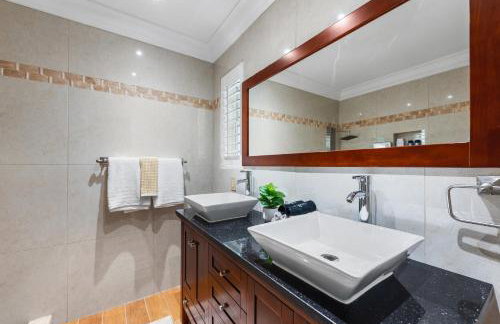 Centrally Located 4BD Oasis with Pool & Movie Patio - Foto 31