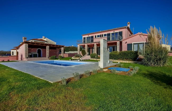 Gorgeous Villa With Private Swimming Pool and Covered Terrace - Foto 1
