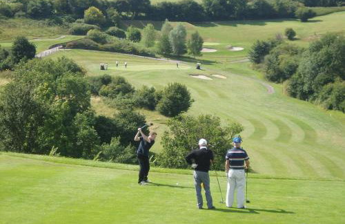 LUXURY AIRPORT SUITE, FREE Parking, FANTASTIC Location, Close To Airport, Train Station And Town Centre - Foto 38