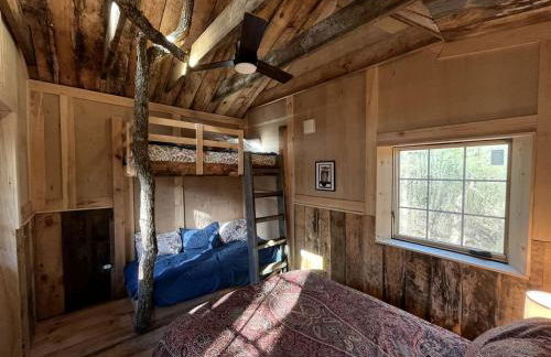Eco-Friendly, Abstract Treehouse Surrounded by Wildlife and Hiking Trails For a Special Getaway in Sparrow Bush, New York - Foto 15