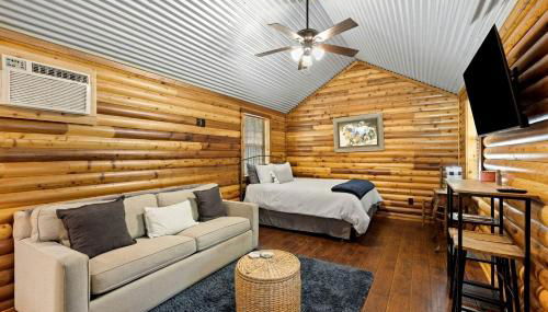 Stunning Riverfront Log Cabin Nestled Amidst Trees in Nashoba, Oklahoma - Foto 2