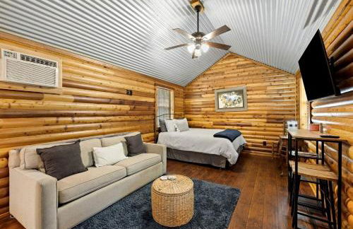 Stunning Riverfront Log Cabin Nestled Amidst Trees in Nashoba, Oklahoma - Foto 2