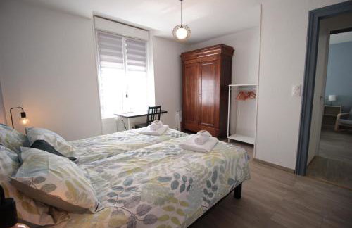 Les loges de Véro - RDC - Entièrement climatisé - Parking privé - Garage vélo moto - Rénové en 2025 - Classé 3 étoiles - 5 couchages - 2 ch - 1 canapé conv - WIFI - Boulangerie, petite restauration et restaurant à prox - À 5 mn du centre de Verdun - Foto 11