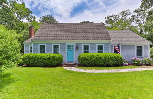 3 Bicycles Provided! Cape Cod Cottage with Deck - Foto 2