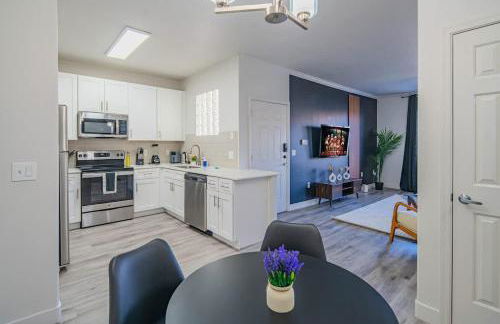 Elegant 1BD King Bed, Pool, Hot Tub, Gym, Parking - Photo 22