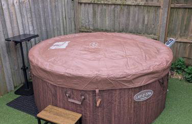 Stylish central Horsham residence with parking and hot tub - Foto 26