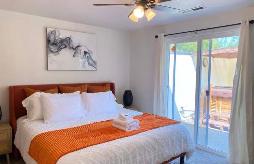 HOT TUB! King Bed-Firepitt-Near Airport& Freeway - Foto 3