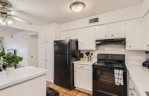 Your 2B Getaway - Walk Dtwn - Sleeps 6 - Pool and Prkg - Foto 29