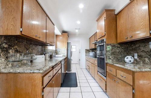 Updated 3-Bedroom LA Home with Backyard, BBQ & Family-Friendly Amenities - Photo 11