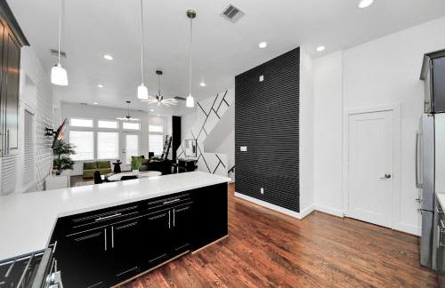 AMAZING ROOFTOP! DOWNTOWN SKYLINE VIEWS!!! SLEEPS 15 - Foto 3