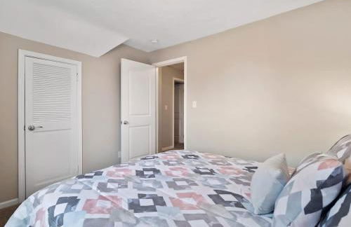 Large Remodeled 4 Bedroom Only 7 Minutes to Downtown - Foto 29