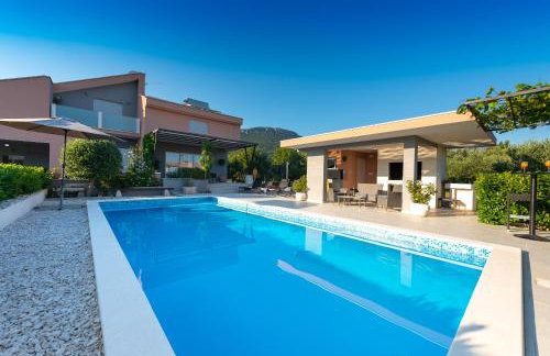Villa Toni with 5 bedrooms and heated pool - Photo 1